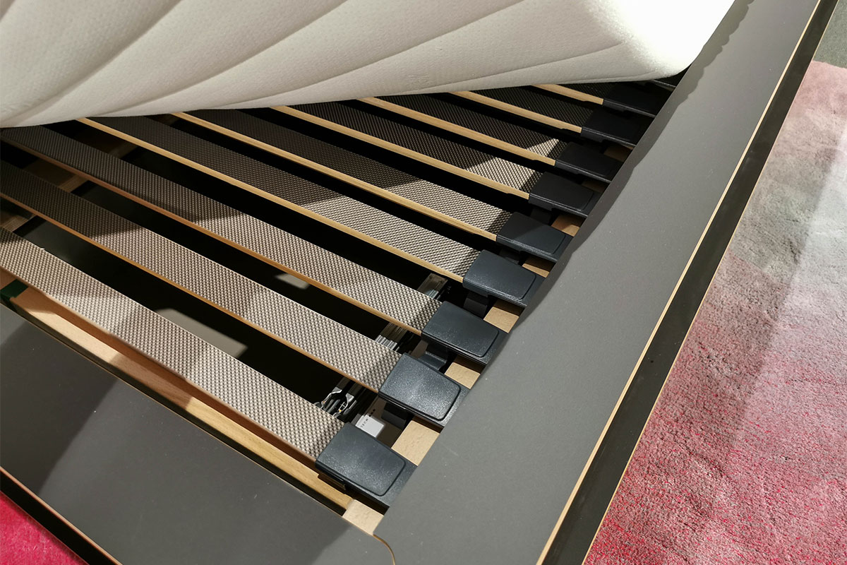 Bett Spaze inkl. Nachttischablage Spaze Add-On Table von Mller Mbelwerksttten